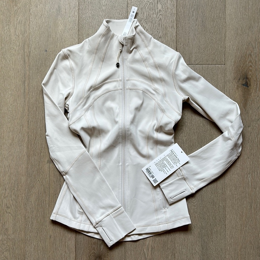 define jacket nulu white opal size 4 lululemon (NO TAGS)